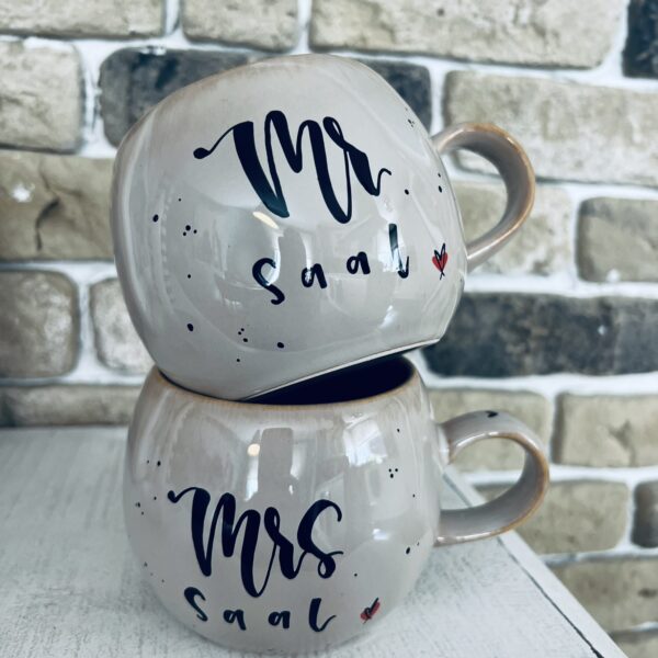 Tasse Steingut bauchig - grau (400ml) - Mr & Mrs + Nachnamen