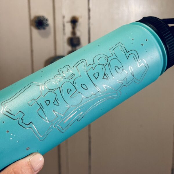 Edelstahl Trinkfalsche - 750 ml - mit Namen handgraviert - Grafitti Style