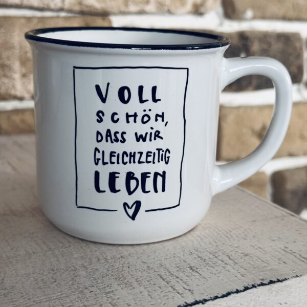 Keramiktasse im Emaillestil - Voll schön, dass wir gleichzeitig leben ♥
