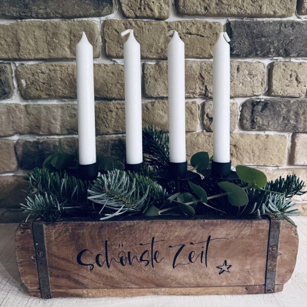 Adventsleuchter in Ziegelform aus Holz mit handgeschriebenen Text für 4 Stabkerzen